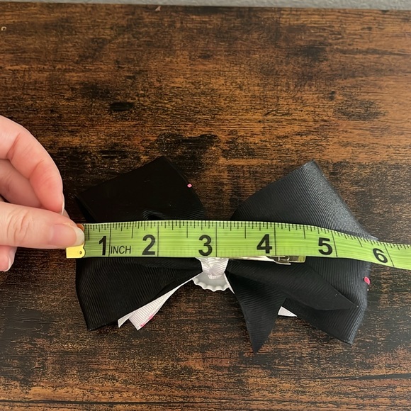 "E" Monogram Bow - Picture 7 of 8